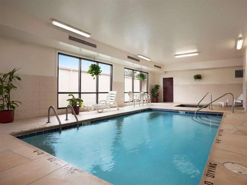 Hotel Super 8 By Wyndham Aurora/naperville Area