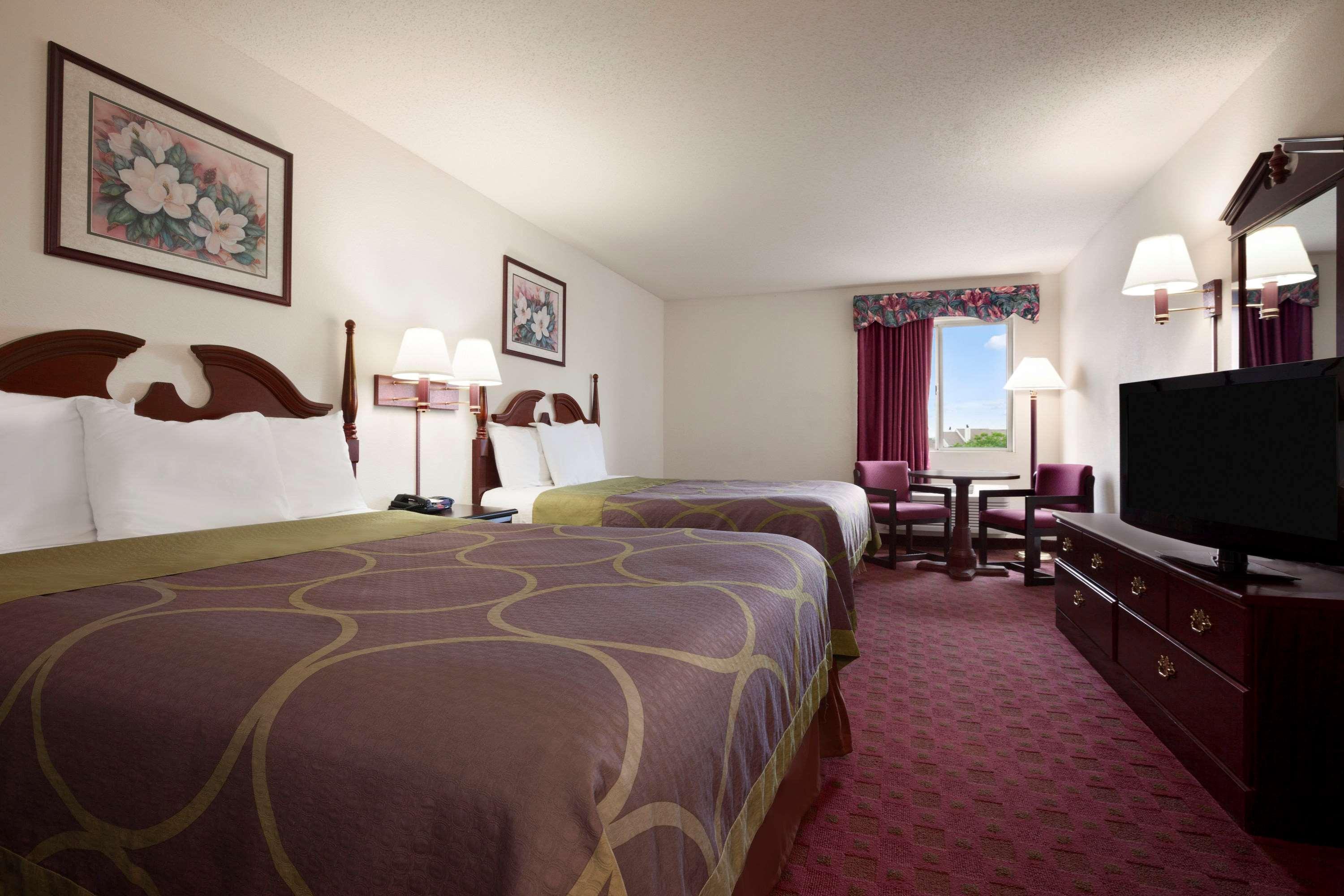 Hotel Super 8 By Wyndham Aurora/naperville Area 2*
