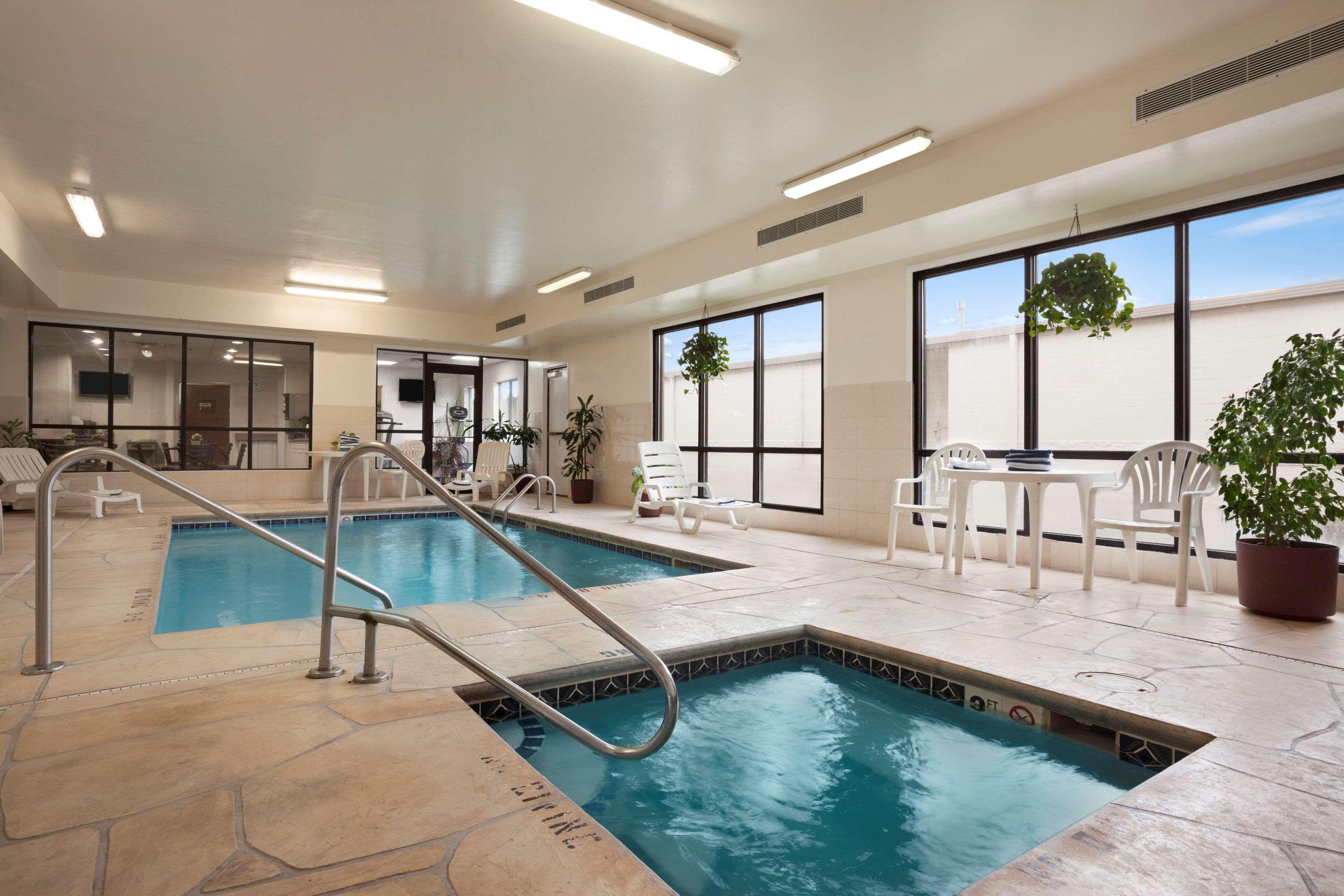 Hotel Super 8 By Wyndham Aurora/naperville Area