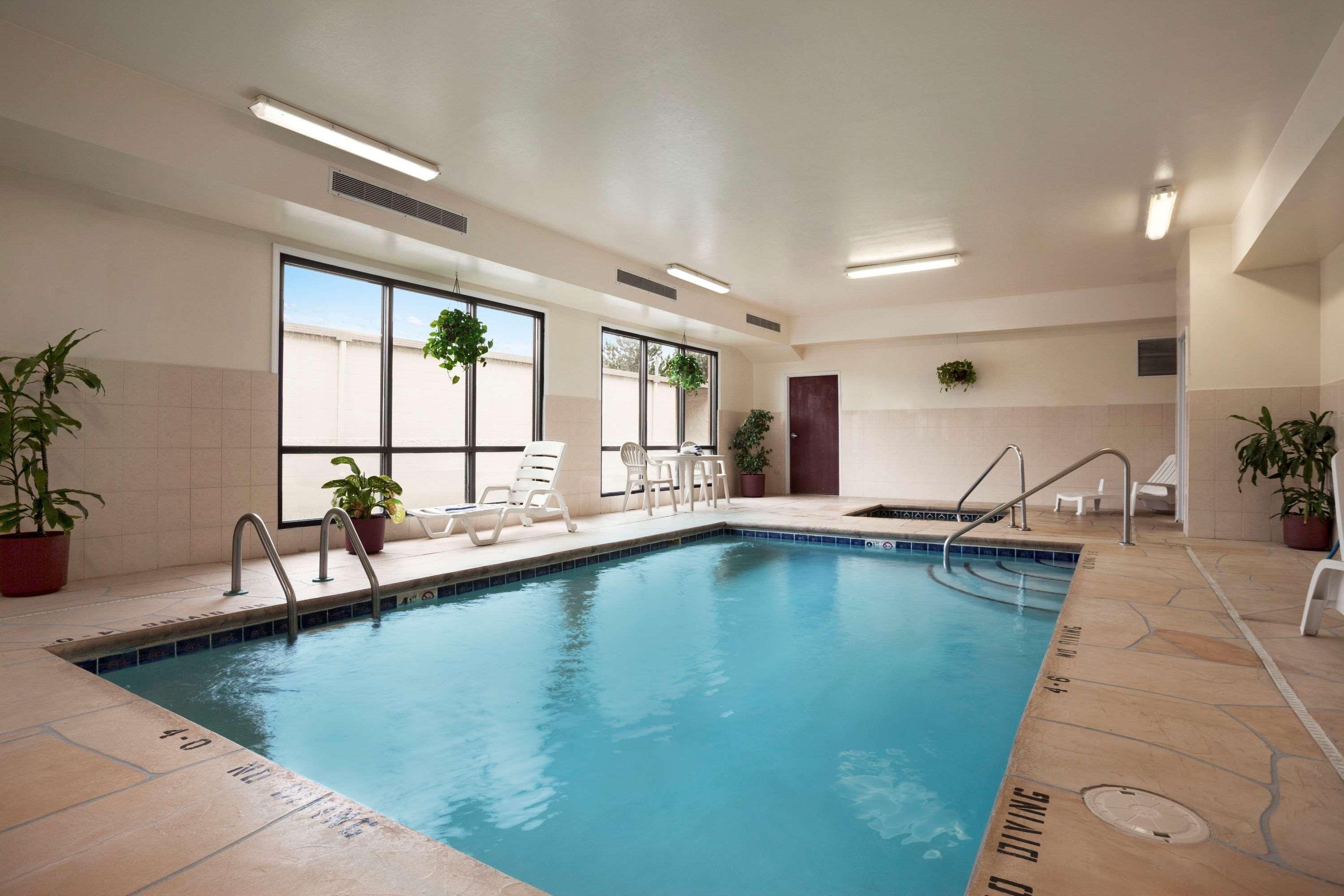 Super 8 By Wyndham Aurora/naperville Area 2*