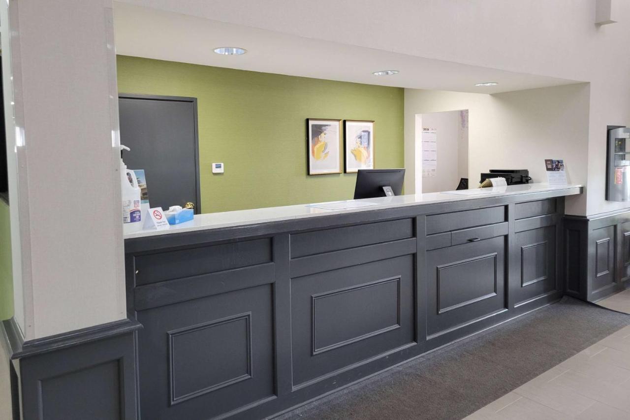 Hotel Super 8 By Wyndham Aurora/naperville Area 2*