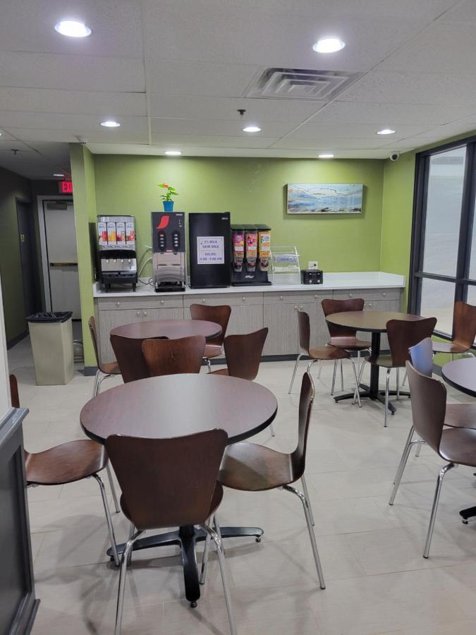 Super 8 By Wyndham Aurora/naperville Area Hotel