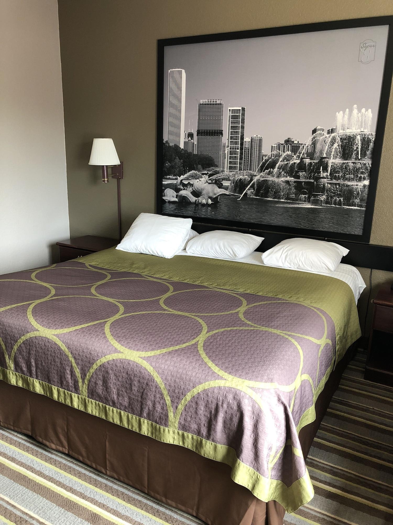 Super 8 By Wyndham Aurora/naperville Area